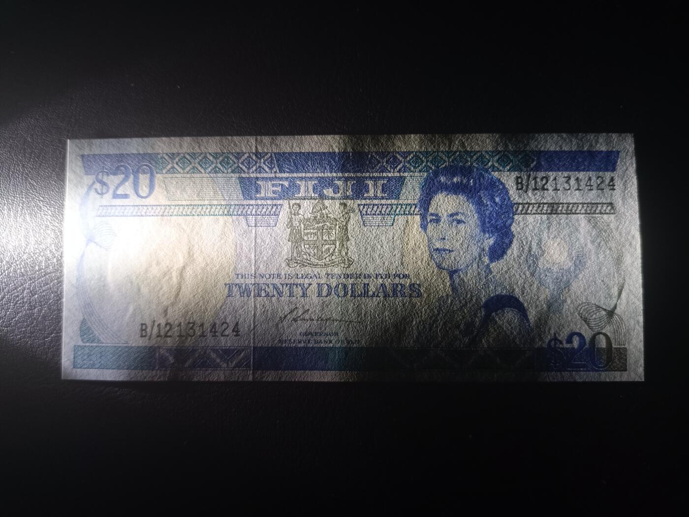 2025十一月第三期，总201期 斐济1988版20元AUNC，嘉德大勋章女王和传统房屋