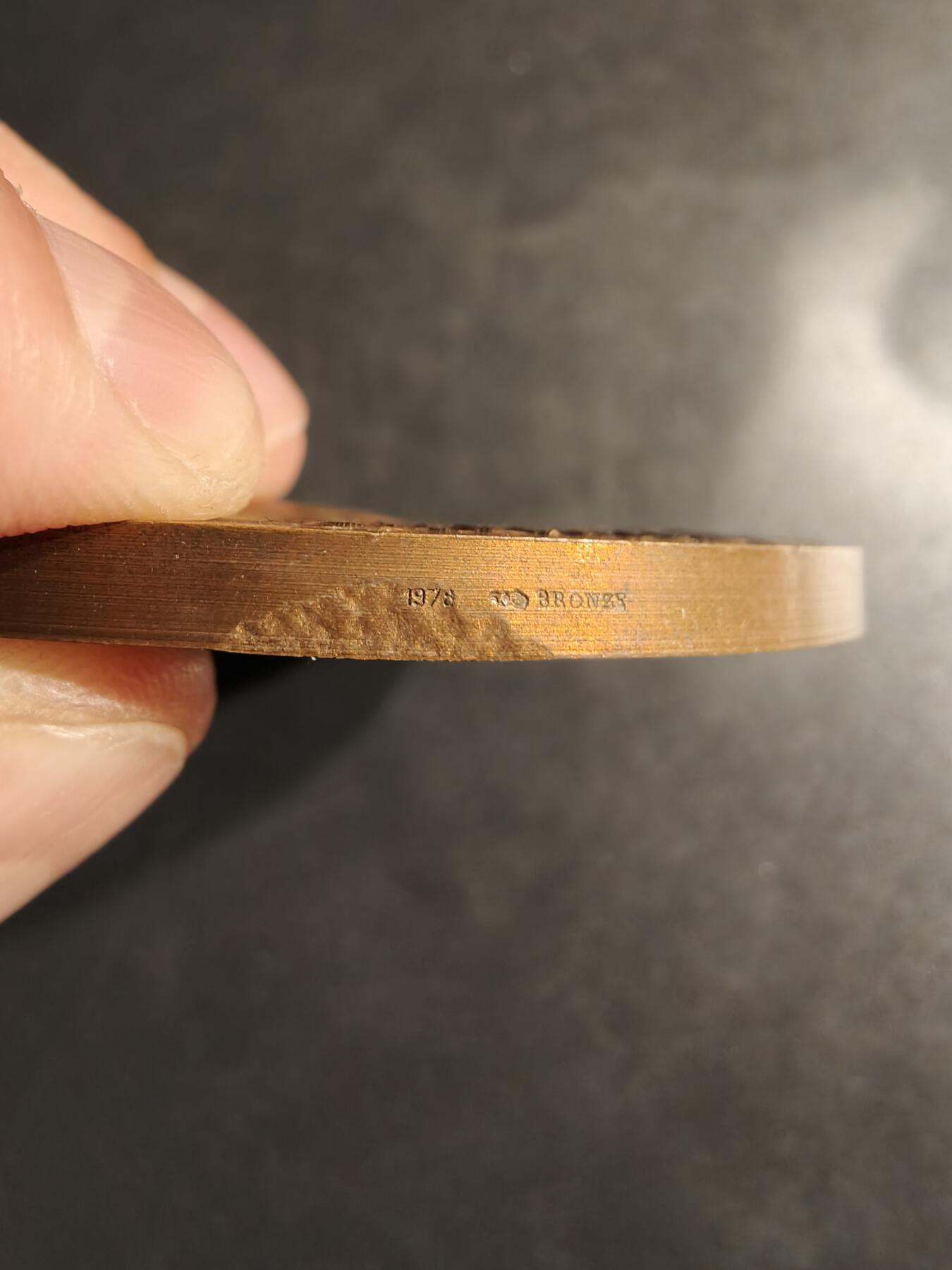 老王徽章第162期  法国洛可可时期画家莫里斯·康坦·德·拉图尔大铜章     直径76mm.   重量203.4g