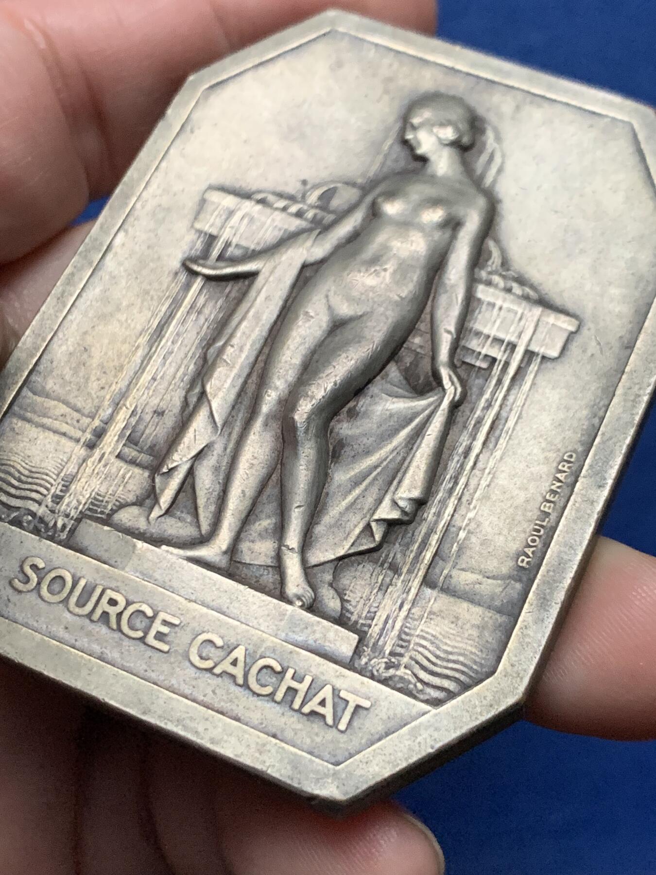 《竞宝斋》第436场 周日，周一2场连拍 （全场包邮） 法国依云小镇美女章牌，67.9*50.1*4.1毫米，97.6克，铜镀银材质，带边铭。