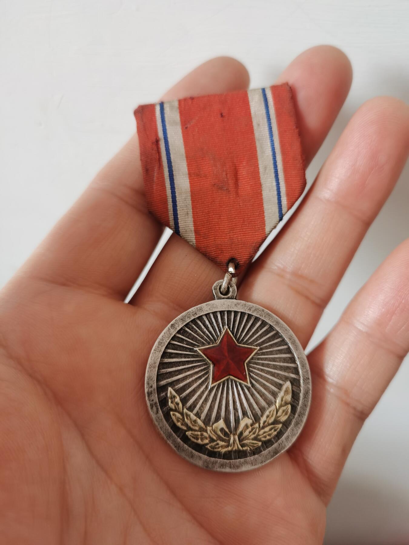 朝鲜50年代颁发红星功劳奖章一枚