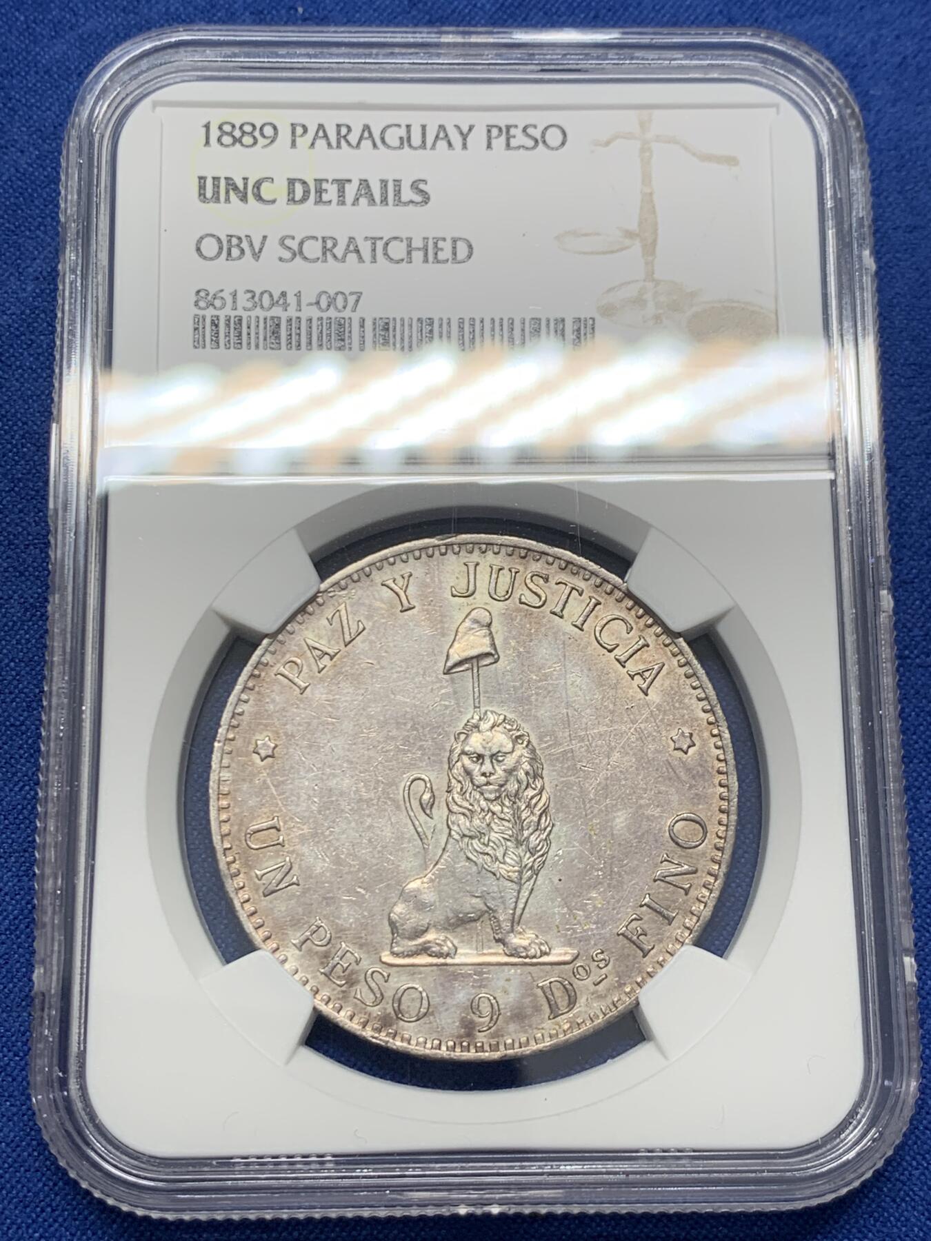 《竞宝斋》第436场 周日，周一2场连拍 （全场包邮） NGC UNCD 巴拉圭1889年雄狮1比索大银币，正面图为一头卷毛雄狮蹲坐守卫着自由之竿和自由之帽，反面图中间有一枚光芒四射的五角星，以此纪念1811年5月摆脱西班牙殖民统治获得独立。