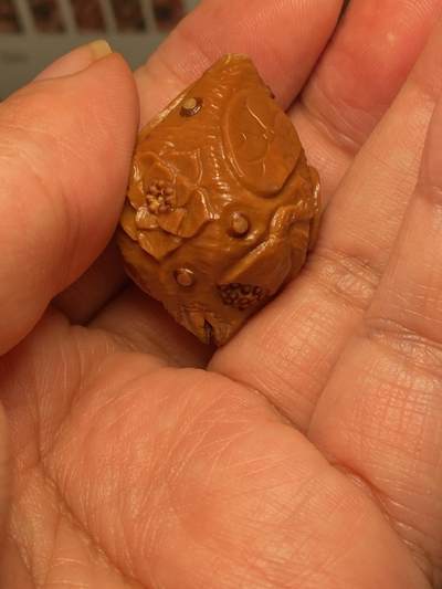 大佬都在看的苏工核雕捡漏价 - 福利苏工核雕，纯手工荷叶横财大单件，个性十足，等待有缘人，市场少见尺寸2。65x3.5喜欢的来