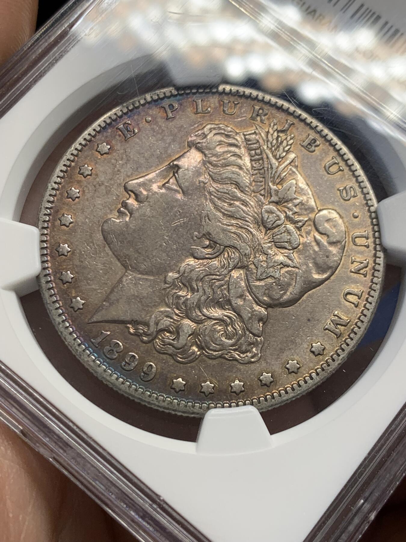 《竞宝斋》第436场 周日，周一2场连拍 （全场包邮） NGC AUD 美国1899年摩根银币S厂 少见摩根，1899年最便宜的是O厂，其次是P厂，最贵S厂， 63分白币指导价800刀，该枚橙金彩，两面深蓝月牙彩。