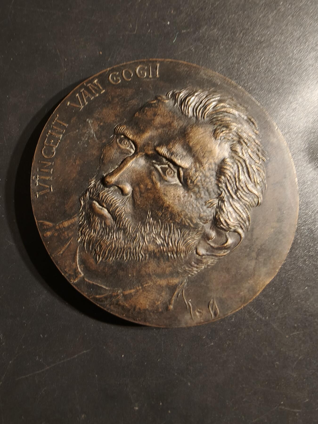 老王徽章第162期 荷兰著名艺术家梵高大铜章    背面铭文“夜晚也是太阳”    直径68mm.   重量172.2g