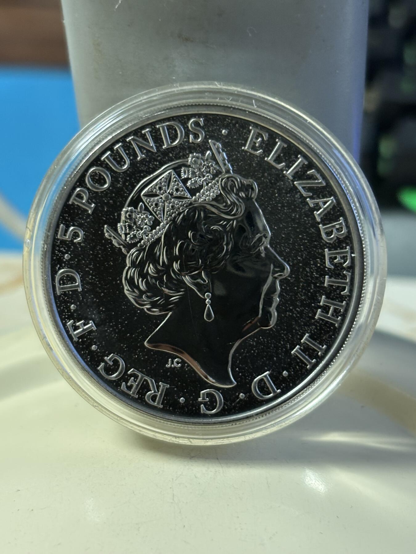 第181期拍卖 英国2017年女王神兽系列格里芬2盎司钌化镀金银币，999银钌化镀金，发行250枚