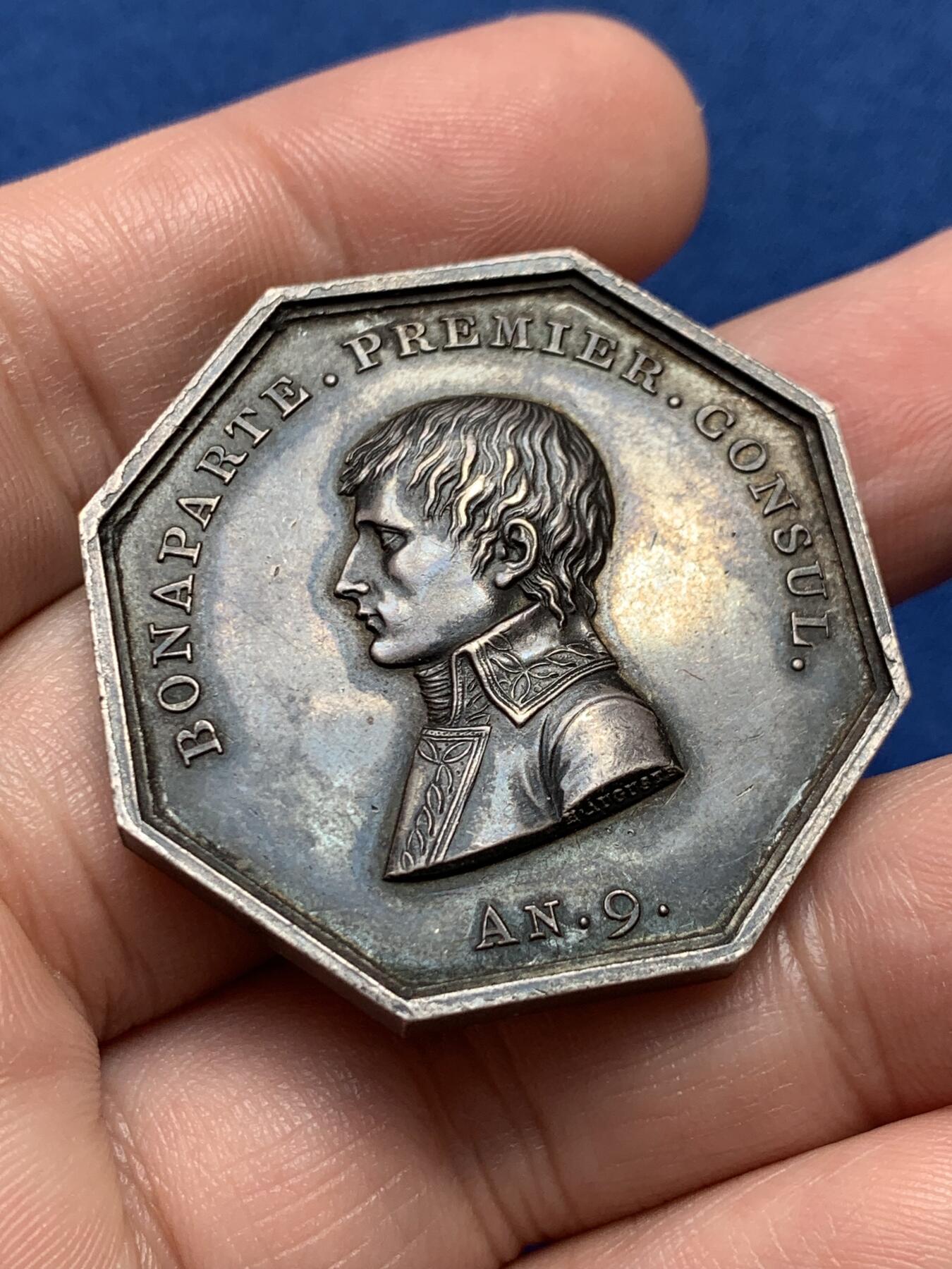《竞宝斋》第436场 周日，周一2场连拍 （全场包邮） 法国拿破仑早期任波拿巴第一执政官八角银质代币，37.2MM，31.6克，早期无边铭，年轻的拿破仑头像非常帅气章也厚重