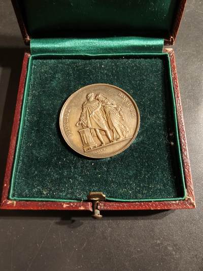 老王徽章第162期 - 法国婚礼镀金大银章      原盒950银     早期手指银标    带边铭    直径33mm.   重量15.8g