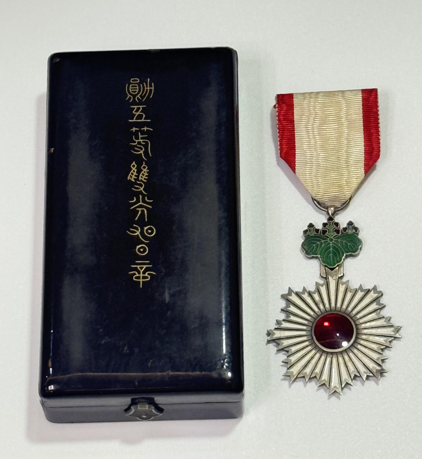 韵星假日精品2025秋季军品类拍卖会-- Rimey Holidays Boutique 2025 Autumn Militaria Sale 勋五等旭日章，明治后期版本，附原盒