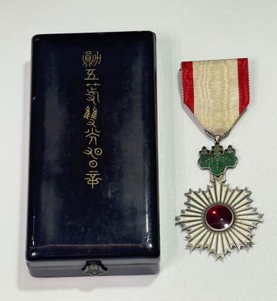 韵星假日精品2025秋季军品类拍卖会-- Rimey Holidays Boutique 2025 Autumn Militaria Sale - 勋五等旭日章，明治后期版本，附原盒