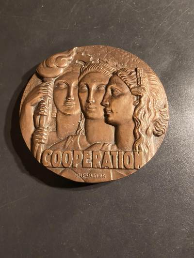 老王徽章第162期 -  法国农业合作社大铜章   高浮雕    背面铭文“人人为我，我为人人”     直径64mm.    重量204.5g