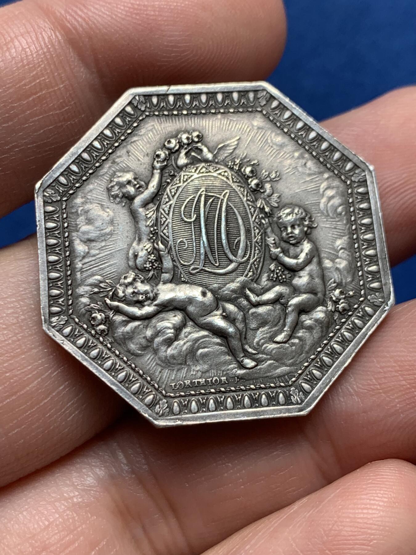 《竞宝斋》第436场 周日，周一2场连拍 （全场包邮） 法国天使八角银质代币，33.2MM，16.55克，丰饶角边铭，1732.8-1799.10法国第六代奥蒙公爵和杜拉斯家族路易斯珍妮1747年巴黎结婚纪念