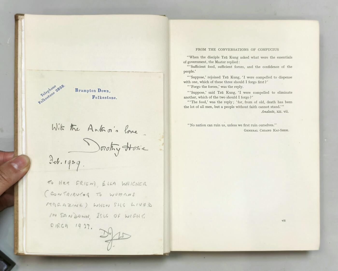 2025年吉藏纸杂文献秋季专场拍卖会 民国二十七年（1938年）英文版抗战文献作者谢福芸签名本《Brave New China勇敢的新中国》一册（便笺签名题赠，落款时间为1939年2月）。 14.2×22.5cm×3.5cm
