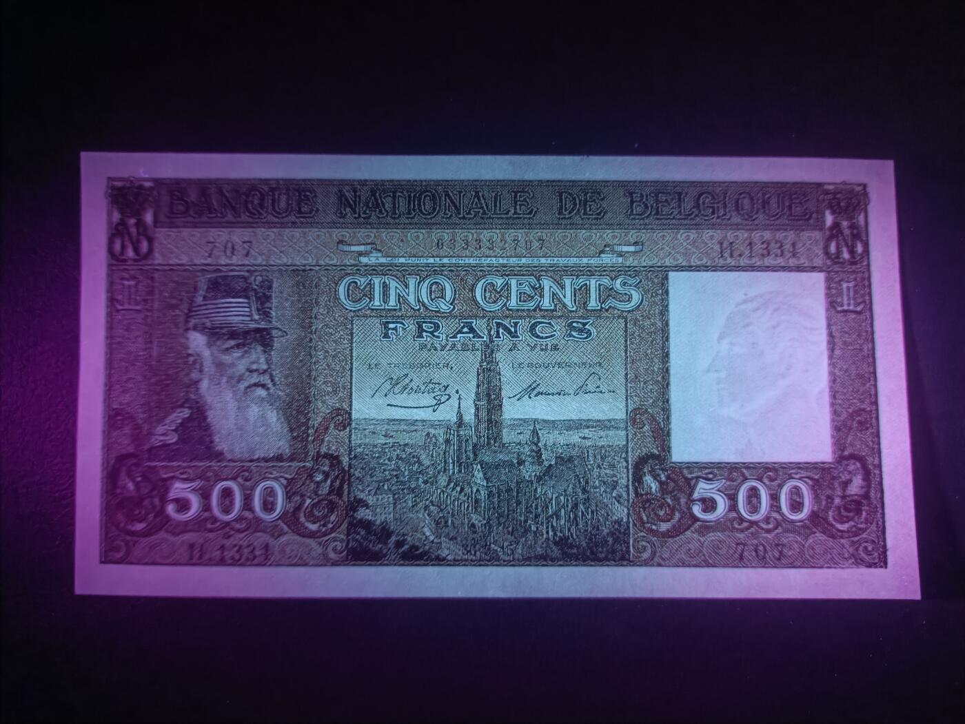 2025十一月第三期，总201期 比利时1945版500法郎UNC-，稀有的战后初版次高面值，正面是利奥波德国王和布鲁塞尔市中心，而背面象征了国王在位的“政绩”之一把刚果纳入自己的殖民地（但利奥波德在刚果的统治以残暴著称）