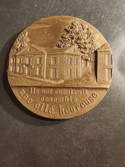 老王徽章第162期 -  法国马恩河畔奥尔梅松市大铜章     直径64mm.    重量102.9g.    