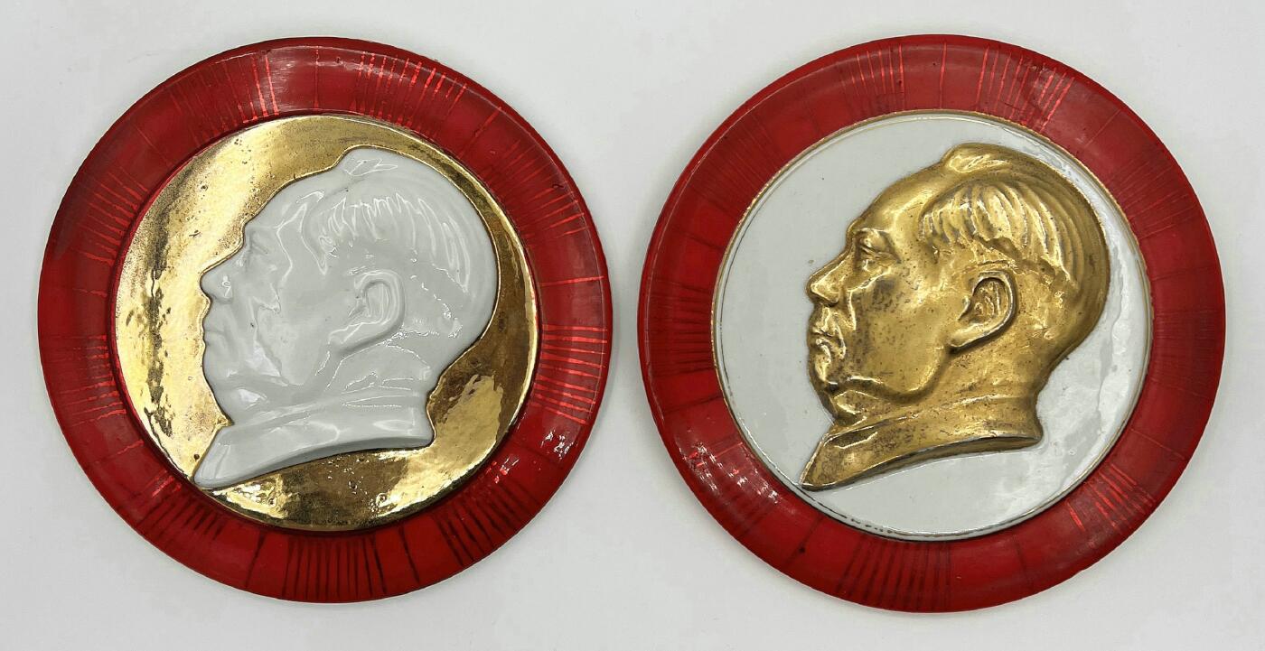 2025年伟人像章秋季专场拍卖会 金银白配色 伟人德化瓷像 一对 直径14.21cm×2