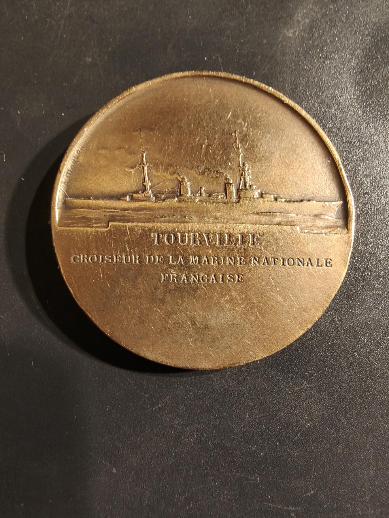 老王徽章第162期  法国海军“图尔维尔”号巡洋舰大铜章     “图尔维尔”号是法国海军的一艘重型巡洋舰，于1926年下水，1928年服役。 该舰以法国海军上将安妮·伊拉里翁·德·图尔维尔（Anne Hilarion de Tourville）命名。 该舰在二战期间主要在地中海和印度洋服役，并于1963年退役。   高浮雕     直径41mm.    重量36.1g
