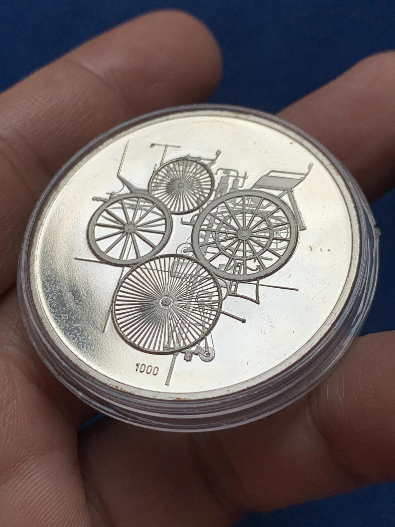 《竞宝斋》第436场 周日，周一2场连拍 （全场包邮） 1986年奔驰汽车百年银章，少见，25克。