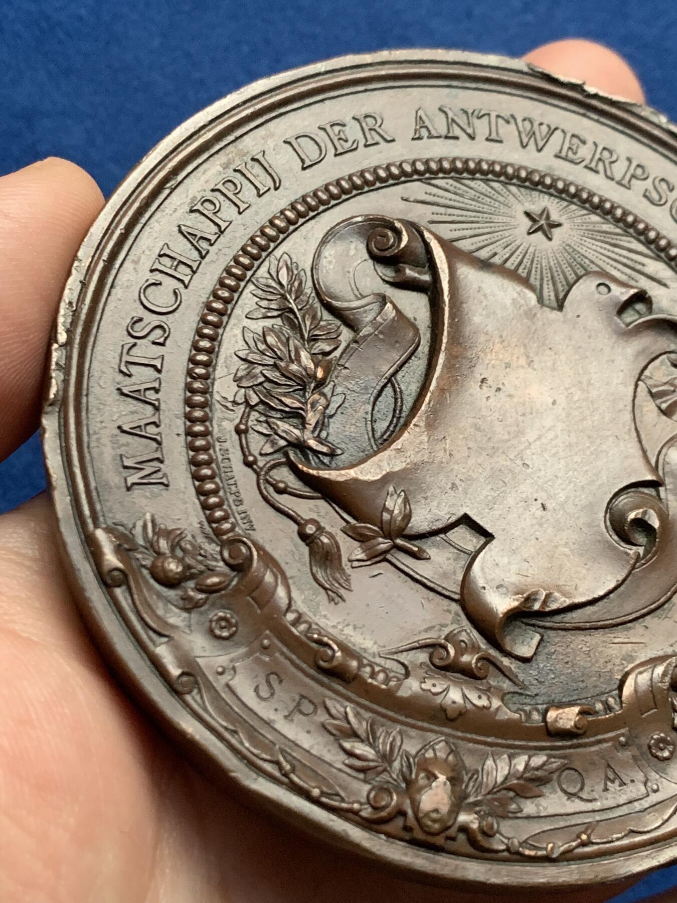 《竞宝斋》第436场 周日，周一2场连拍 （全场包邮） 比利时安特卫普建筑师协会纪念大铜章 233克 79.5mm 、 高浮雕 细节见图