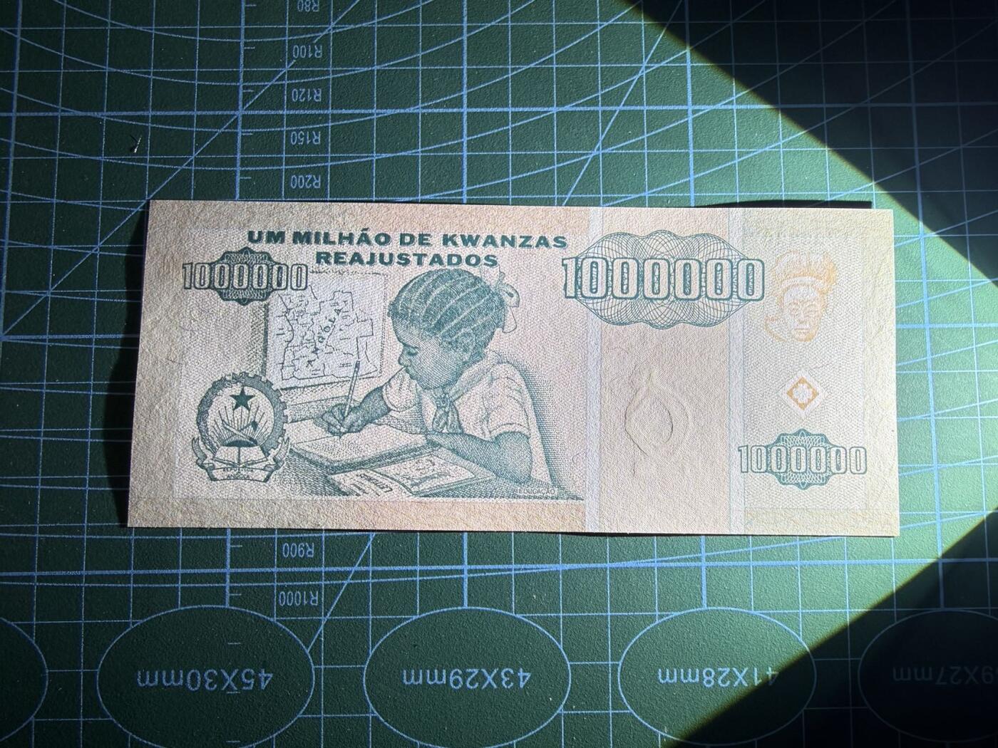 【炜奕收藏】，第五十期 1995年安哥拉100万宽扎，UNC品相，中夹狮子号