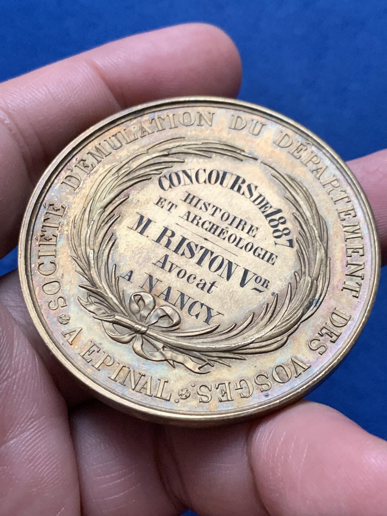 《竞宝斋》第436场 周日，周一2场连拍 （全场包邮） 1887年法国孚日省学术促进会镀金大银章 丰饶角银标 65.8克 50.5mm 丰饶角银标