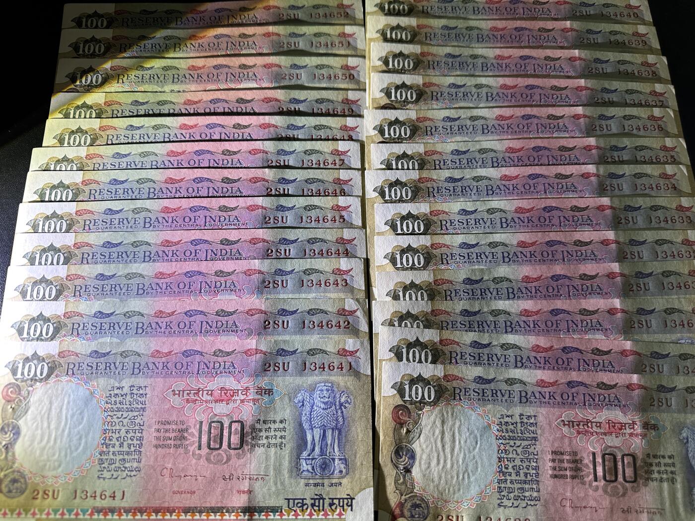 《外钞收藏家》第五百八十三期（精选场）（本期拍品丰富）（本平台长期征集拍品、欢迎藏友们联系合作） 印度100卢比 25张连号 有针孔 角不绝 有几张有黄斑 品相如图