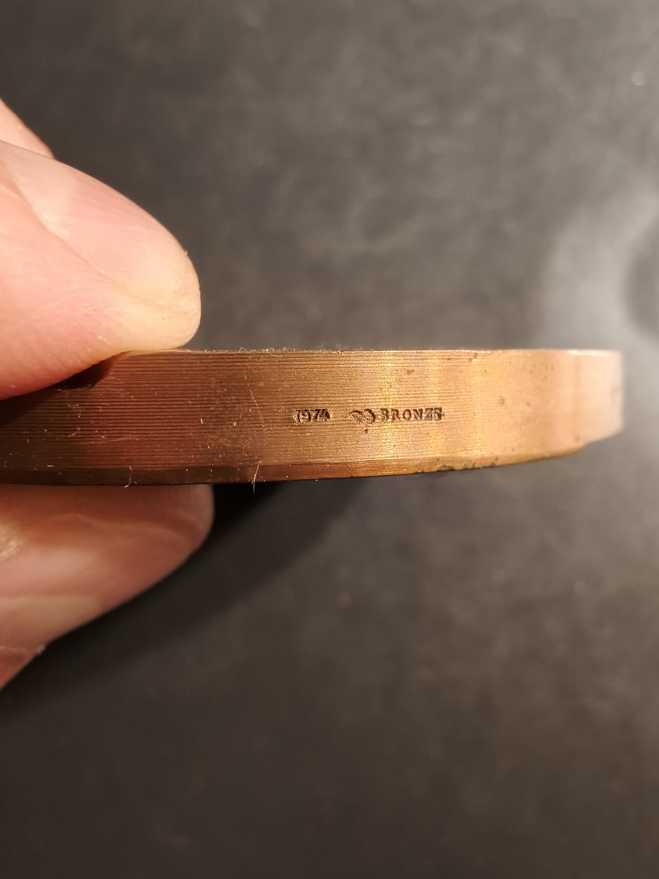 老王徽章第162期 法国巴黎1974年夏尔戴高乐机场大铜章      直径75mm.   重量259.2g