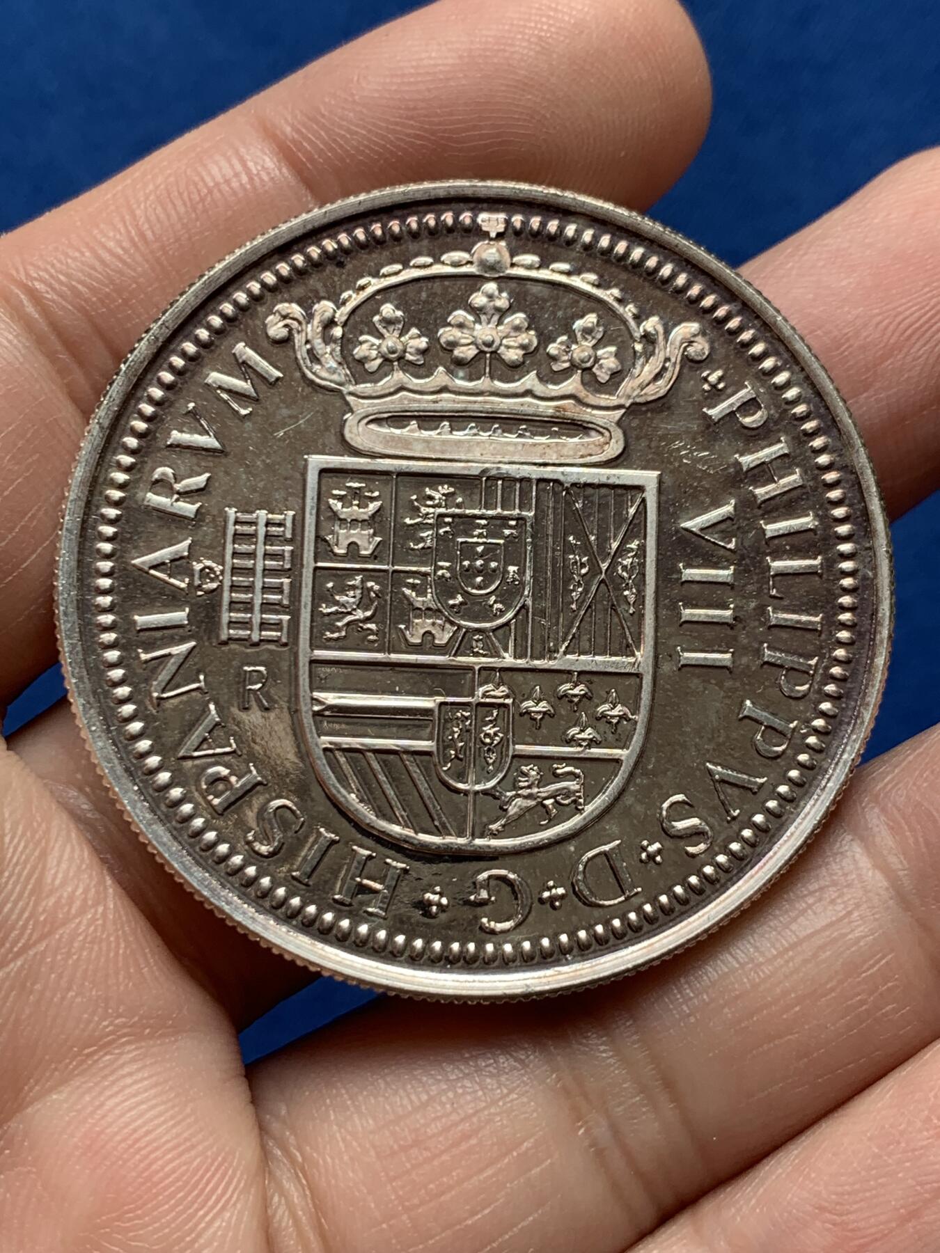 《竞宝斋》第436场 周日，周一2场连拍 （全场包邮） 西班牙8里亚尔仿古 银章  仿制的原品为著名的1590年菲利普二世8里亚尔银币。成色999银，重约1盎司。31.25克，45mm，状态如图，完全未使用品。