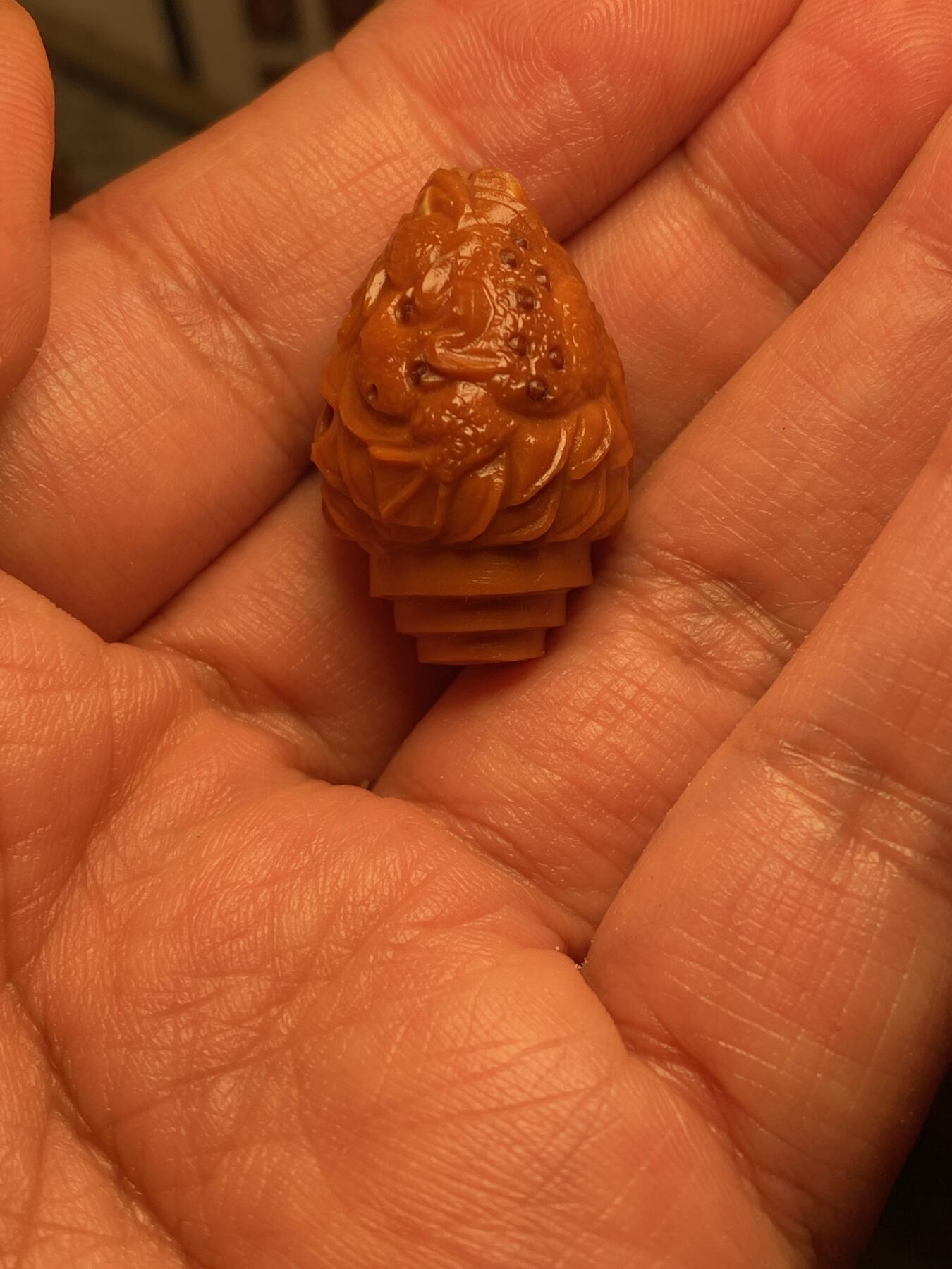 大佬都在看的苏工核雕捡漏价 福利苏工核雕，纯手工雕刻，老苏工铁核招财进宝，金蟾三通，个性十足，等待有缘人，市场无同款，尺寸1。95x2。9喜欢的来