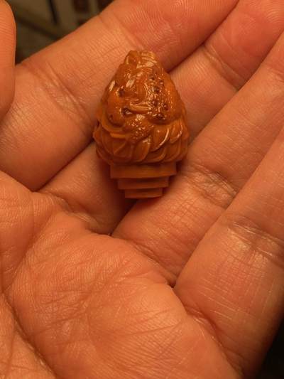 大佬都在看的苏工核雕捡漏价 - 福利苏工核雕，纯手工雕刻，老苏工铁核招财进宝，金蟾三通，个性十足，等待有缘人，市场无同款，尺寸1。95x2。9喜欢的来