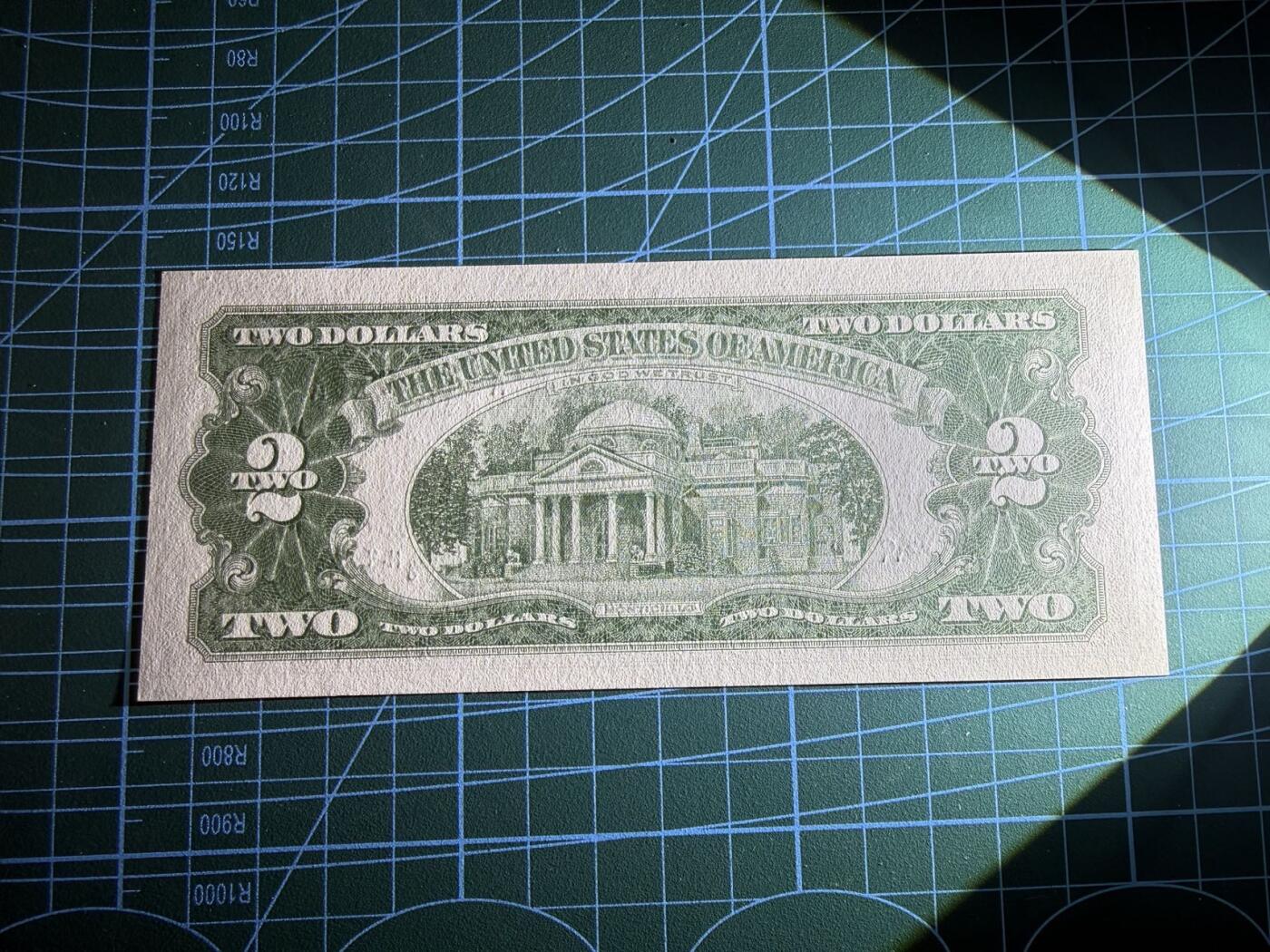 【炜奕收藏】，第五十期 1963年美国2美元红色库印，UNC品相，AA冠号码无47尾8，左下角轻微荧光