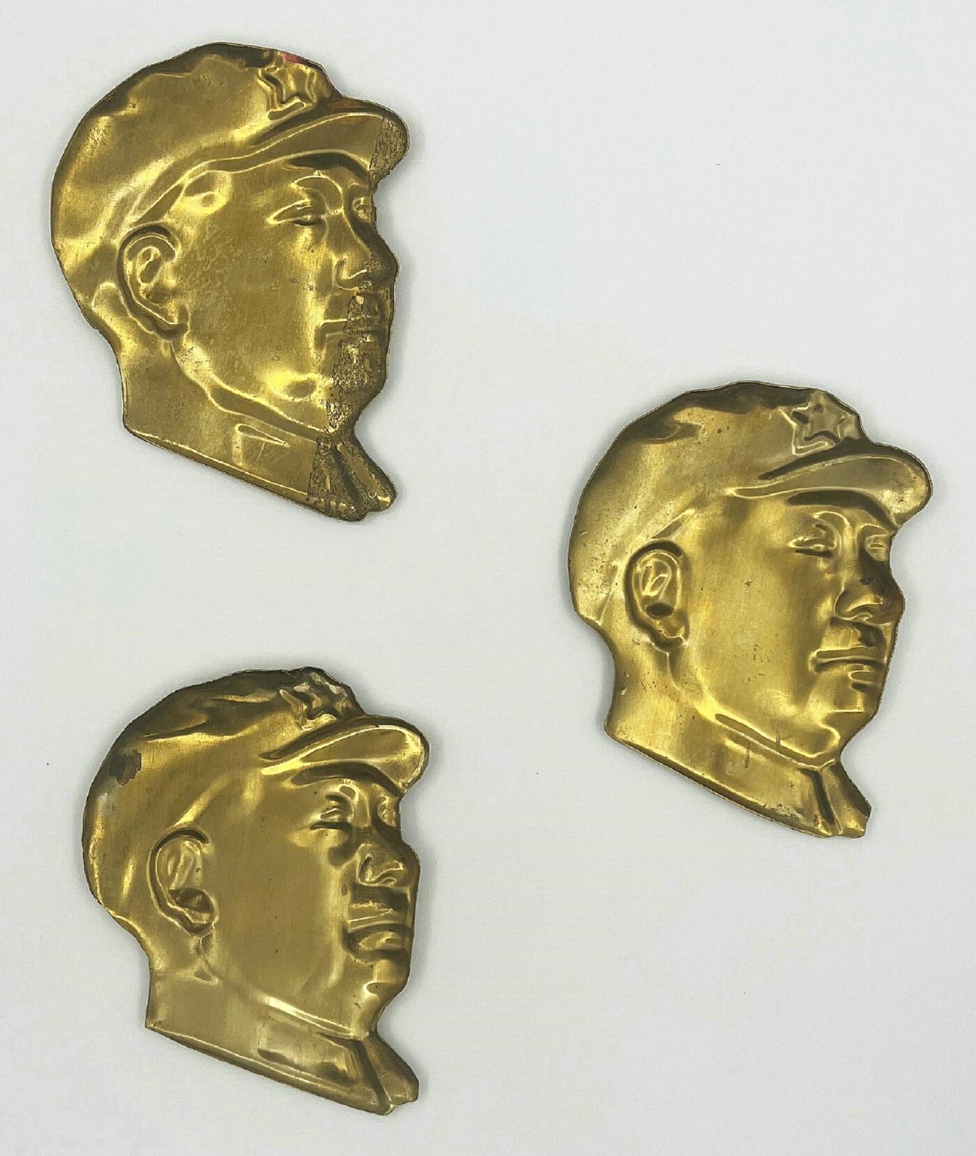 2025年伟人像章秋季专场拍卖会 金色侧面像 军帽 红色珐琅五角星帽徽领章 三枚 9.8cm×8.15cm×3