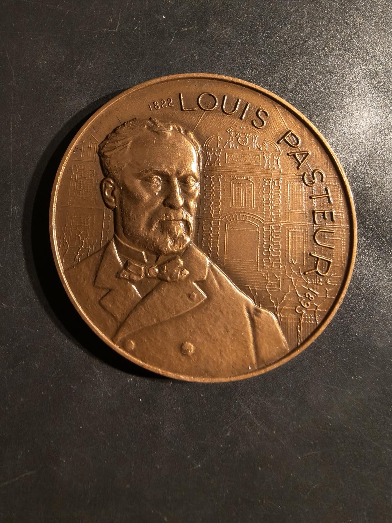 老王徽章第162期  法国邮轮公司“巴斯德”号远洋客轮下水大铜章    路易·巴斯德（Louis Pasteur）是法国微生物学家和化学家，以其在微生物学领域的杰出贡献而闻名