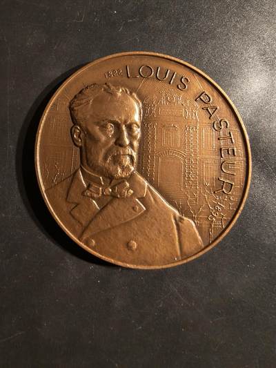 老王徽章第162期 -  法国邮轮公司“巴斯德”号远洋客轮下水大铜章    路易·巴斯德（Louis Pasteur）是法国微生物学家和化学家，以其在微生物学领域的杰出贡献而闻名