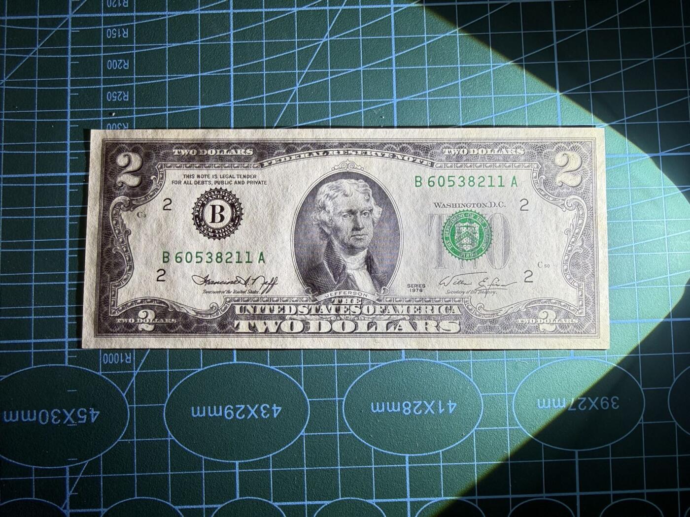 【炜奕收藏】，第五十期 1976年美国2美元，UNC-品相，有轻微黄点