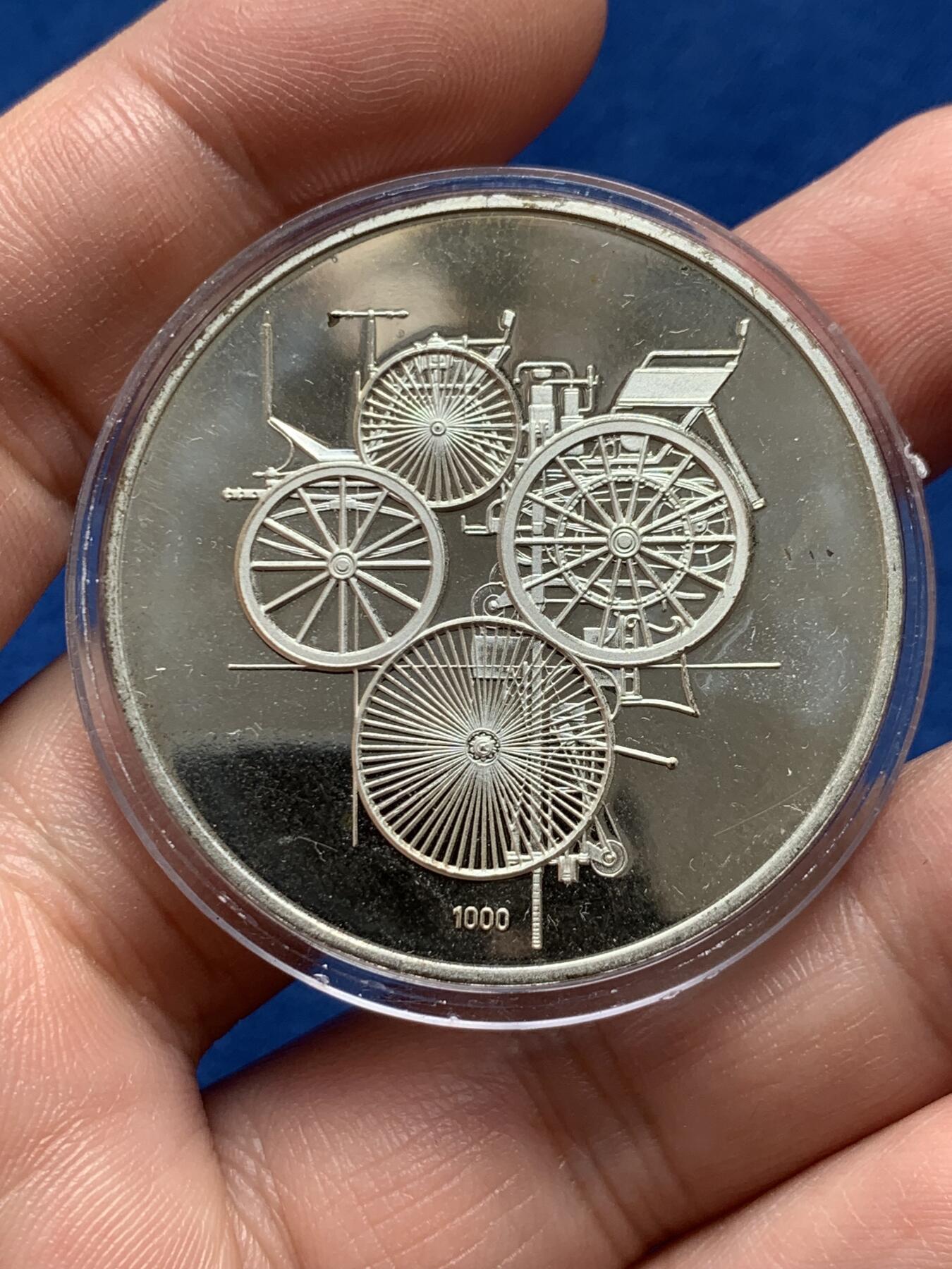 《竞宝斋》第436场 周日，周一2场连拍 （全场包邮） 1986年奔驰汽车百年银章，少见，25克。