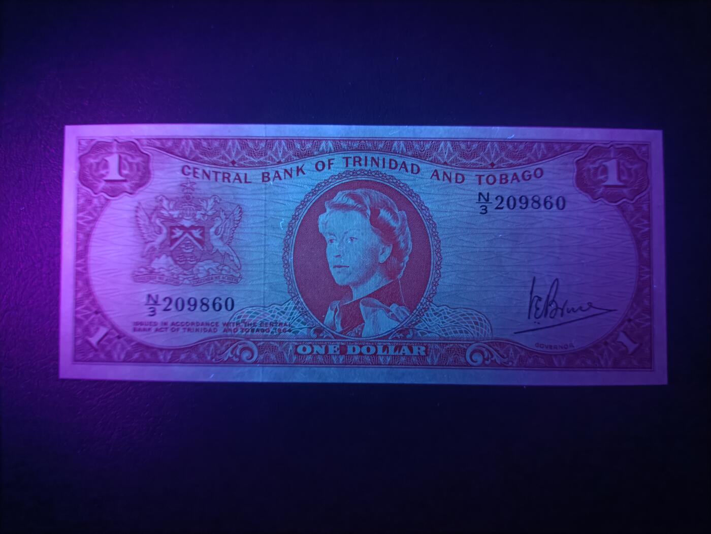 2025十一月第三期，总201期 特立尼达和多巴哥1964版1元UNC无47，稀有女王头像序列，国徽和央行大楼