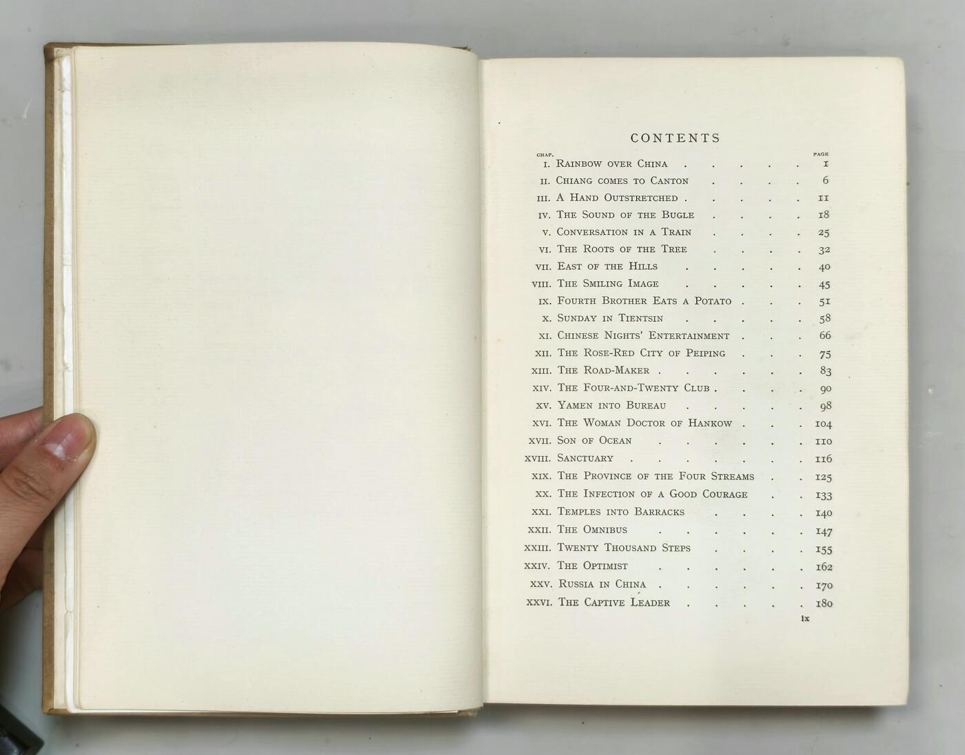 2025年吉藏纸杂文献秋季专场拍卖会 民国二十七年（1938年）英文版抗战文献作者谢福芸签名本《Brave New China勇敢的新中国》一册（便笺签名题赠，落款时间为1939年2月）。 14.2×22.5cm×3.5cm