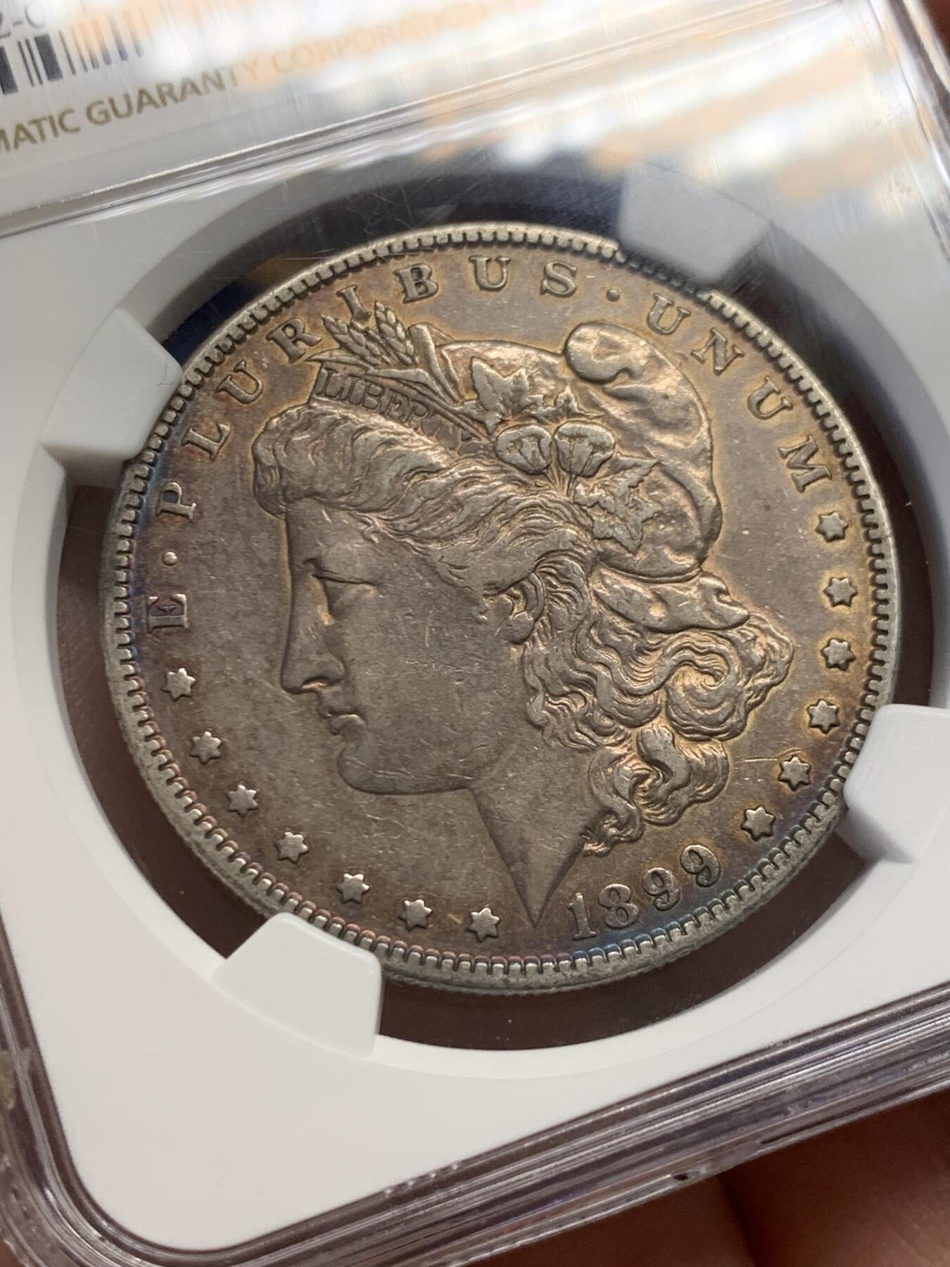 《竞宝斋》第436场 周日，周一2场连拍 （全场包邮） NGC AUD 美国1899年摩根银币S厂 少见摩根，1899年最便宜的是O厂，其次是P厂，最贵S厂， 63分白币指导价800刀，该枚橙金彩，两面深蓝月牙彩。