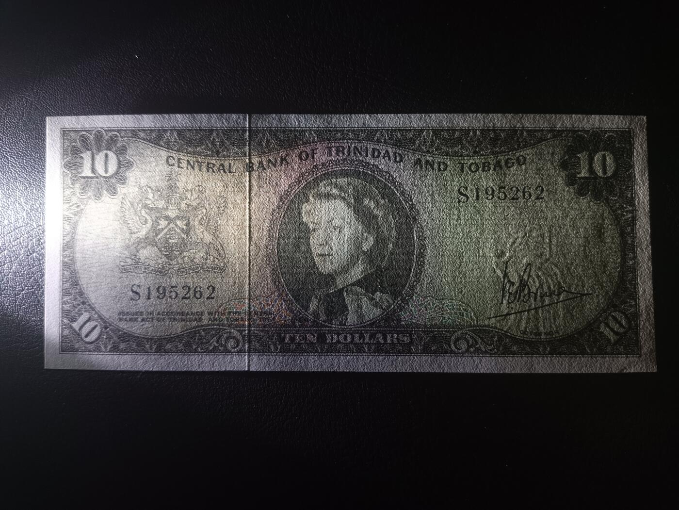 2025十一月第三期，总201期 特立尼达和多巴哥1964版10元UNC-无47，稀有女王头像序列中高面值，国徽和央行大楼以及海上钻井平台