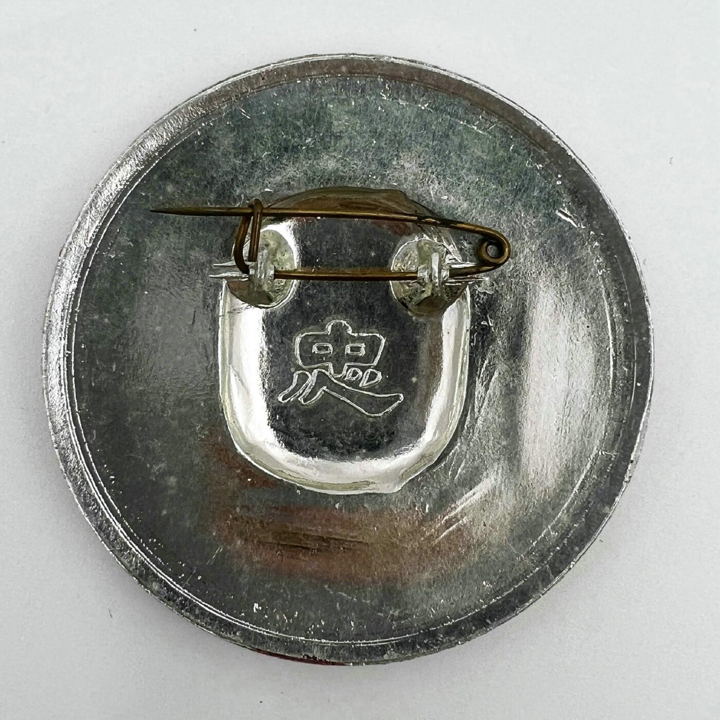 2025年伟人像章秋季专场拍卖会 夜光章 黄、绿底色 侧面像 天安门 人民大会堂 南湖小船 齿轮 八枚 直径4.83cm-直径5.87cm