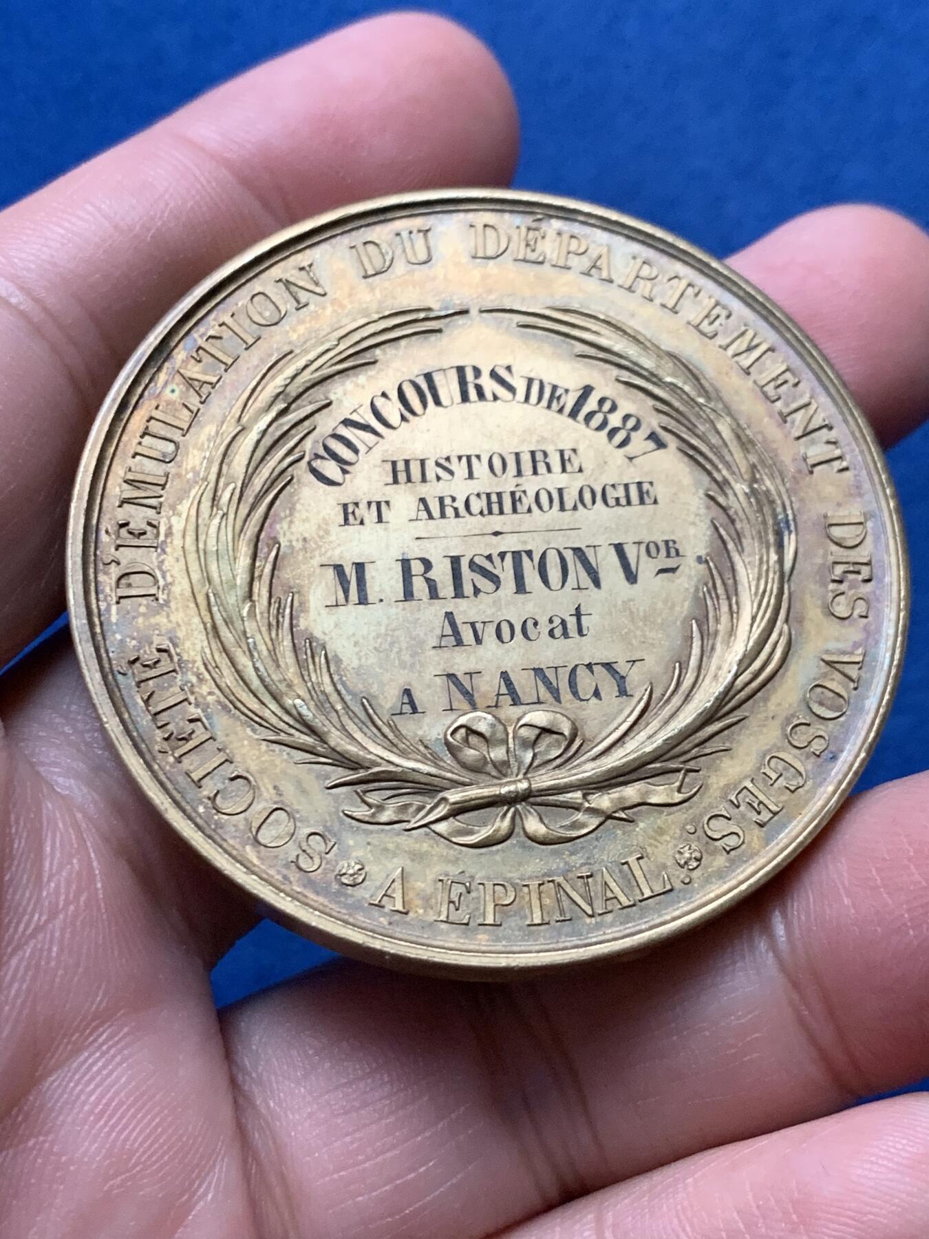 《竞宝斋》第436场 周日，周一2场连拍 （全场包邮） 1887年法国孚日省学术促进会镀金大银章 丰饶角银标 65.8克 50.5mm 丰饶角银标