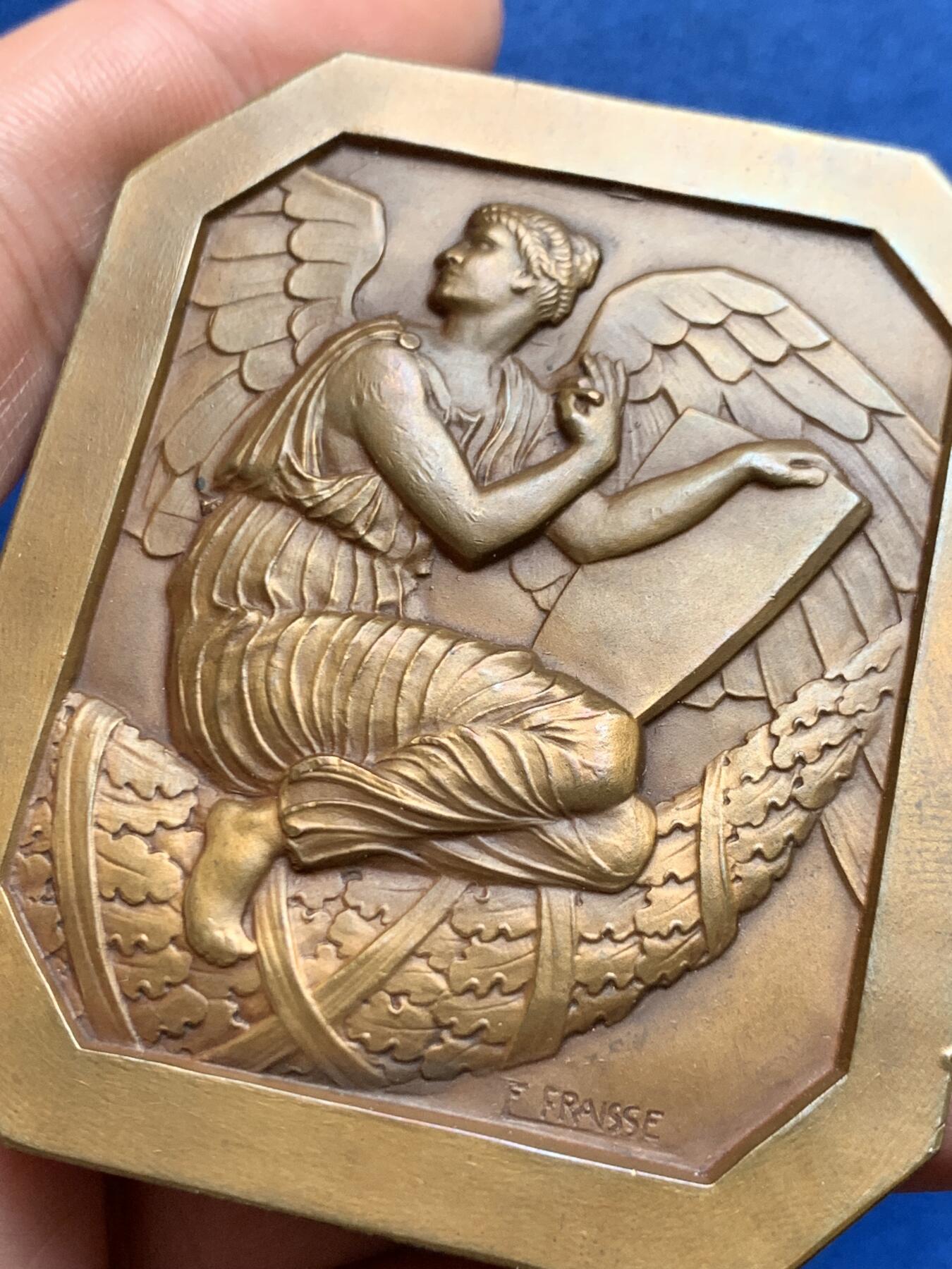 《竞宝斋》第436场 周日，周一2场连拍 （全场包邮） 法国天使大牌匾，极少见品种，法国著名雕刻家FRAISSE作品。品相极美，赏心悦目。直径：63*53mm，重：103g，三角铜标边铭，双面高浮雕，细节犀利，带原盒。