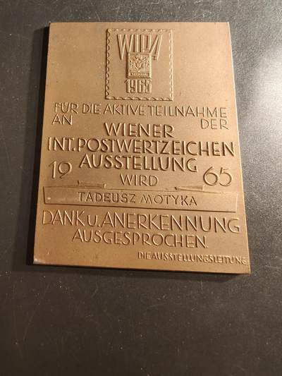 老王徽章第162期 -  奥地利1965年维也纳国际邮票展览方形大铜章     尺寸70×90mm.    重量152.5g
