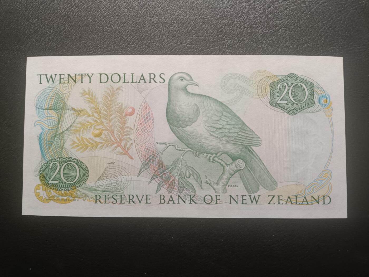 2025十一月第三期，总201期 新西兰1985版20元UNC-无47，中年女王和鸽子