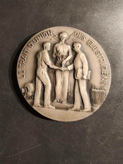 老王徽章第162期 - 法国电工联盟服务镀银大铜章     直径50mm.   重量61g