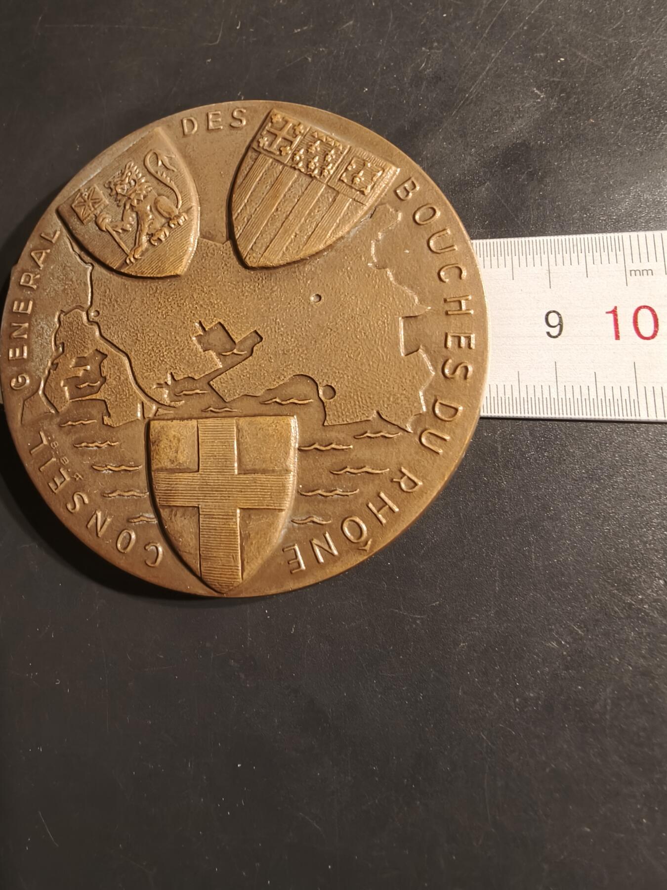 老王徽章第162期  法国罗讷河口省议会大铜章    直径81mm.   重量301.1g