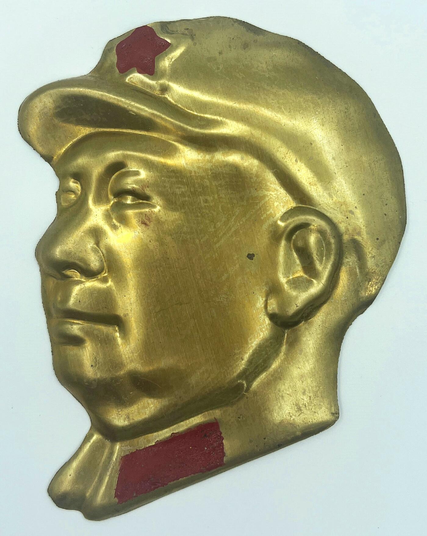 2025年伟人像章秋季专场拍卖会 金色侧面像 军帽 红色珐琅五角星帽徽领章 三枚 9.8cm×8.15cm×3