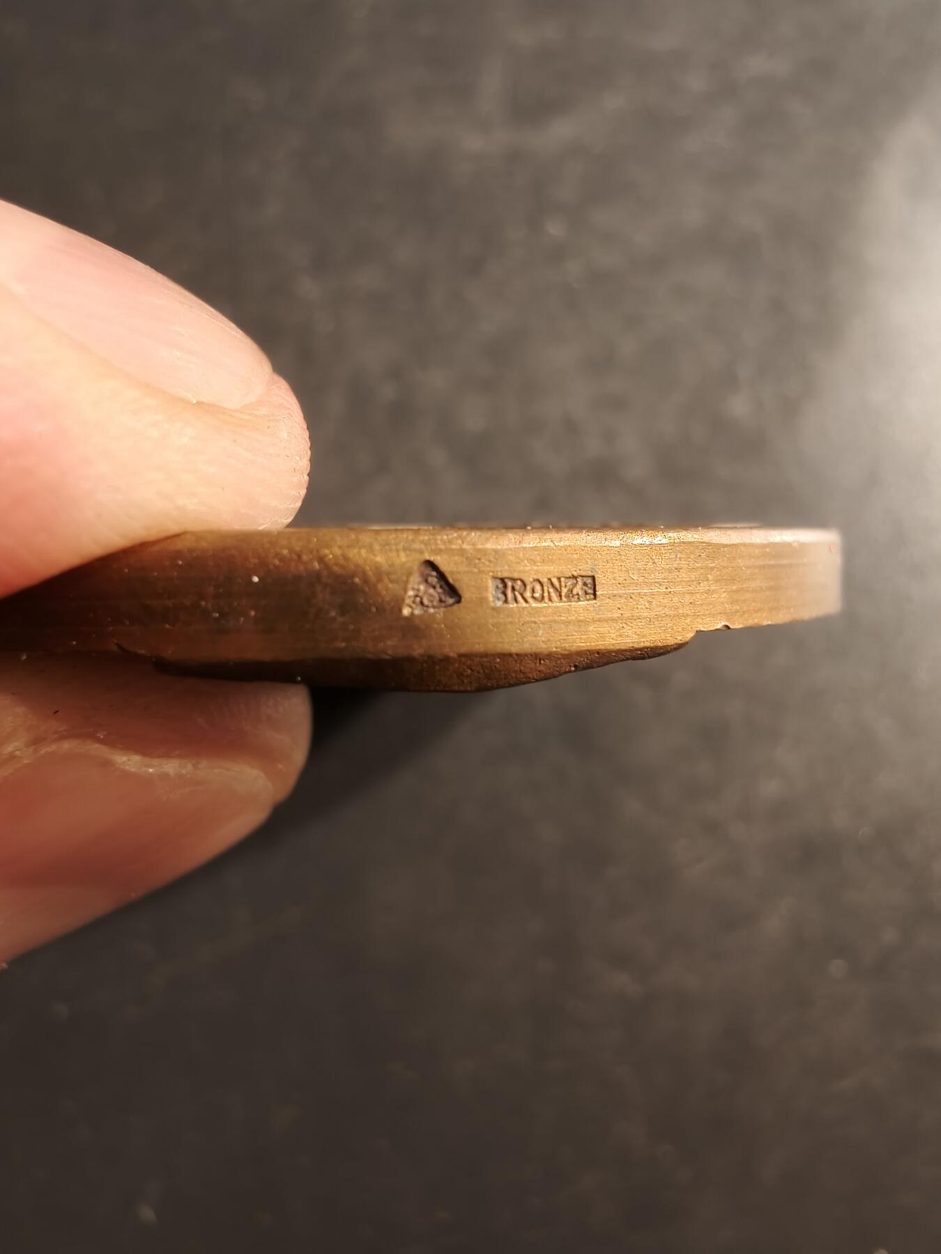 老王徽章第162期  法国北方省洛斯市圣母院塔大铜章     直径50mm.    重量68.3g