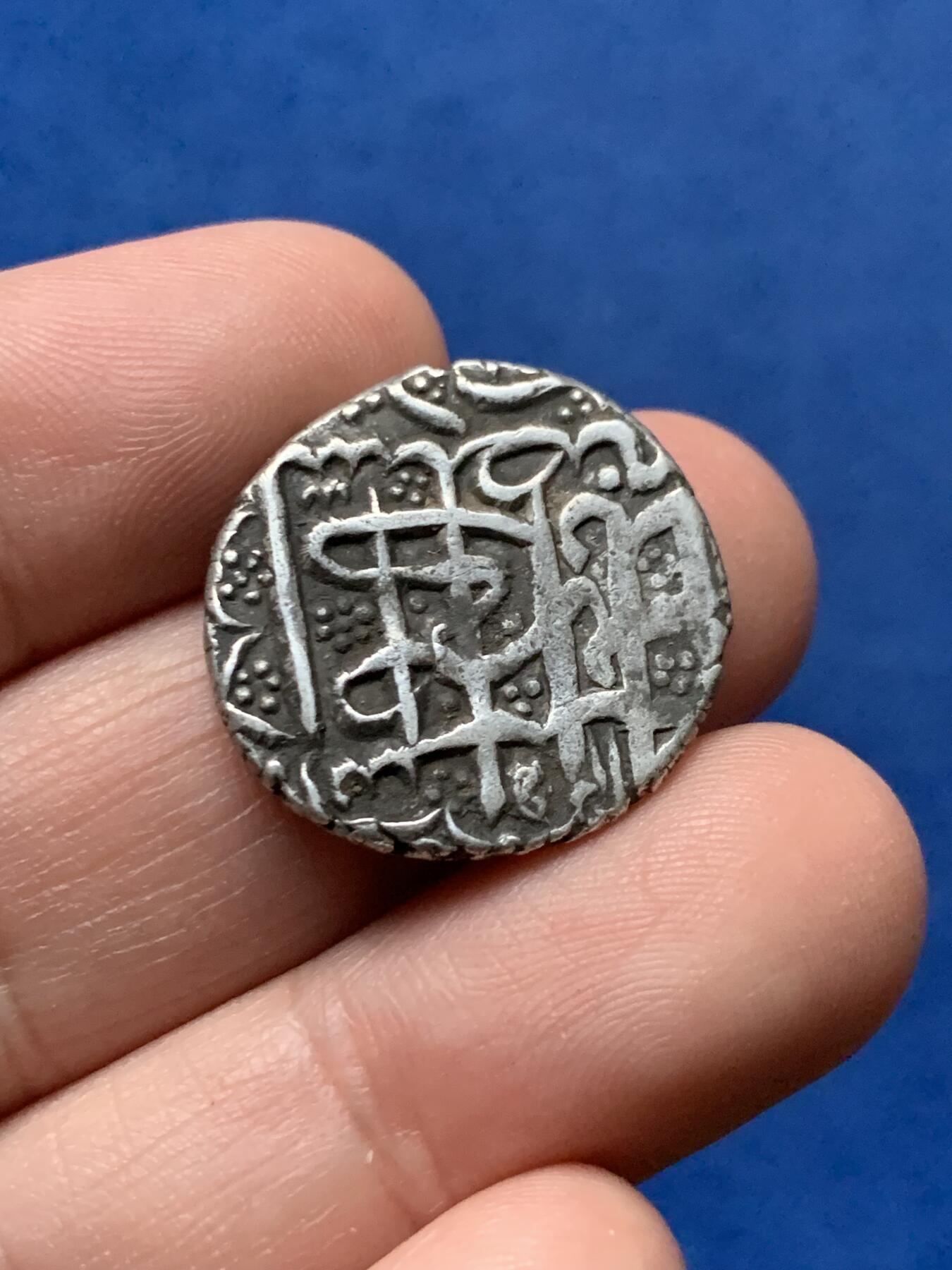 《竞宝斋》第436场 周日，周一2场连拍 （全场包邮） 阿富汗杜兰尼王朝1卢比银币，9.38克，22.4mm，1839-1842年杜兰尼王朝末代君王Shujah Shah在位期间发行，正反面：波斯文花押赞词 在位时间非常短暂，少见品种。