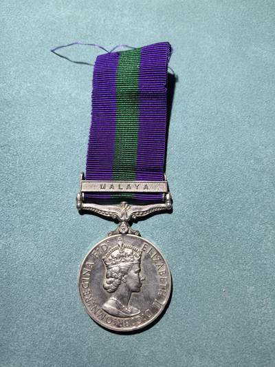 盛世勋华——号角文化勋章邮票专场拍卖第287期 - 英国常规服役奖章 伊丽莎白二世版 带马来亚条 带边铭 授予英国皇家炮兵队，马来亚条授予 1945-1960年期间镇压马共的英军 少见战斗人员条